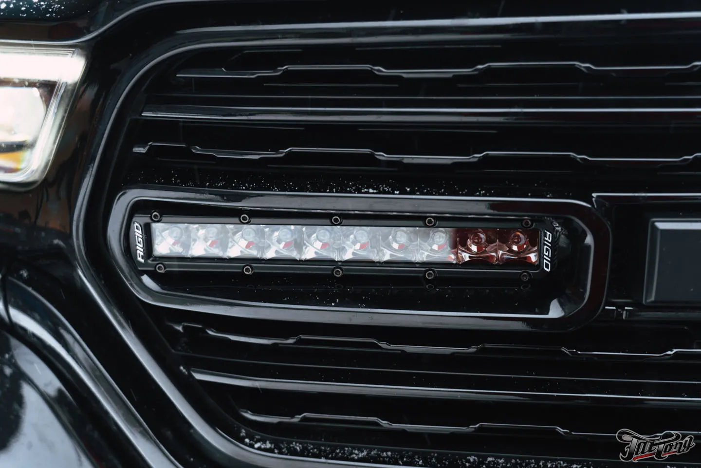 Установка модулей дальнего света Rigid, новая выхлопная система и химчистка салона для RAM 1500